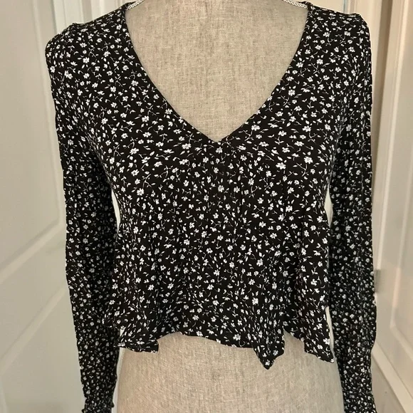 LA HEARTS Pac Sun Black & White Long Sleeve Floral Crop Top Size Small - Picture 4 of 11
